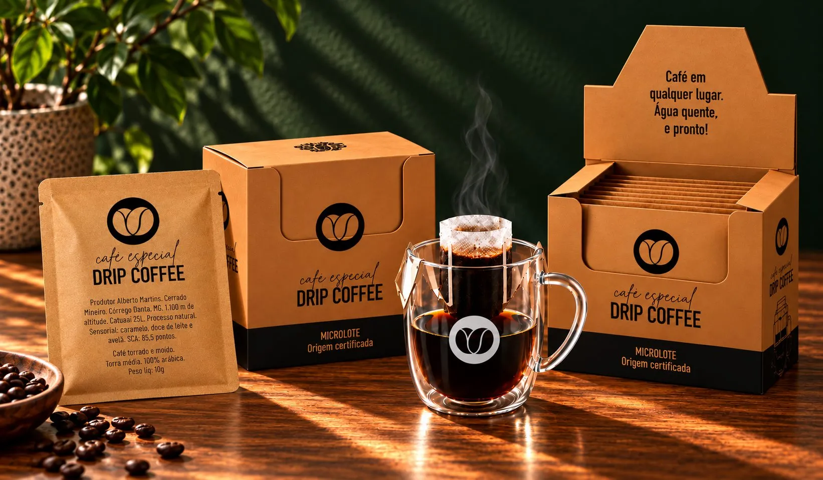 Sachê e caixas display de drip coffee da Dripe Café com caneca de vidro sobre mesa de madeira